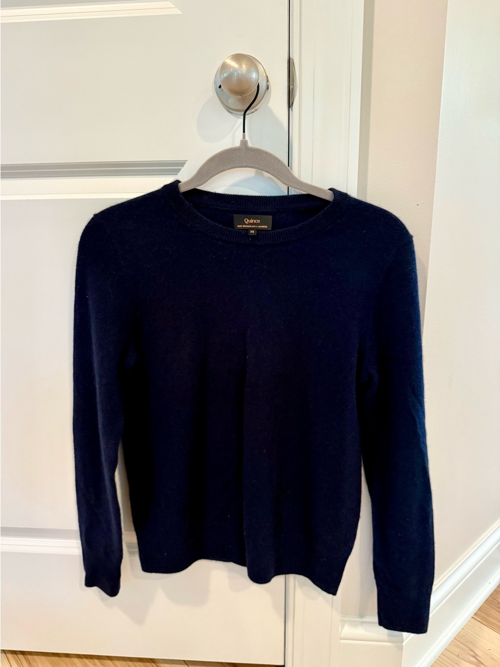 Quince Women’s Crewneck Mongolian Cashmere Sweater in Navy